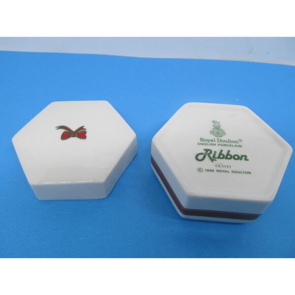 Royal Doulton Ribbon  2 7/8" Hexagonal Box And Lid Circa 1986 - Picture 5 of 6